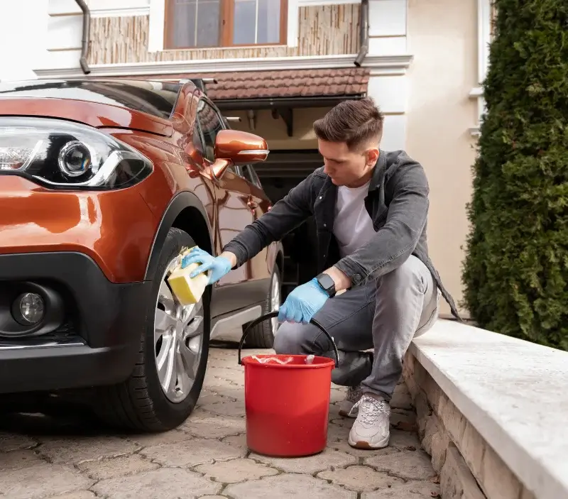 Lavage auto à domicile Caramany : professionnel intervenant sur un véhicule